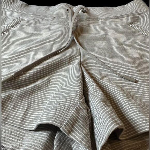 Athleta Women’s Modern Metro Gray Striped Shorts XS - Picture 4 of 7